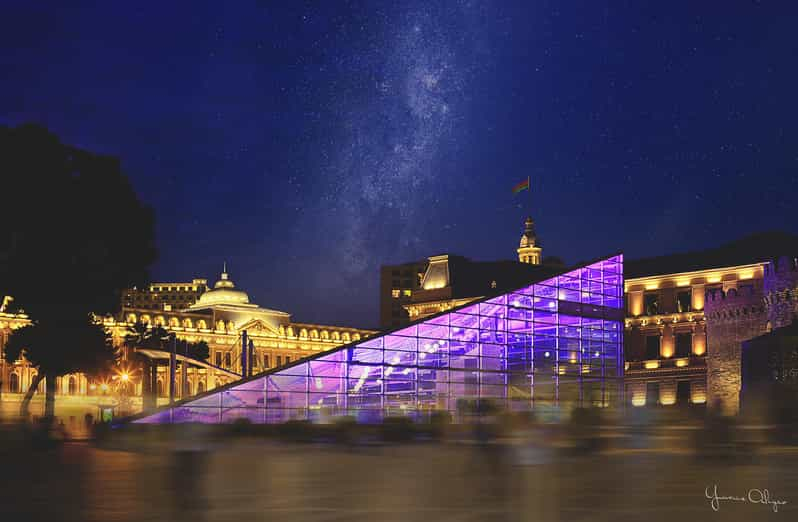 Bakú: Visita guiada nocturna a pie por la ciudad con funicular