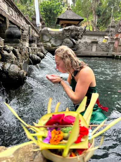 BAÑO SAGRADO EN EL TEMPLO TIRTA EMPUL