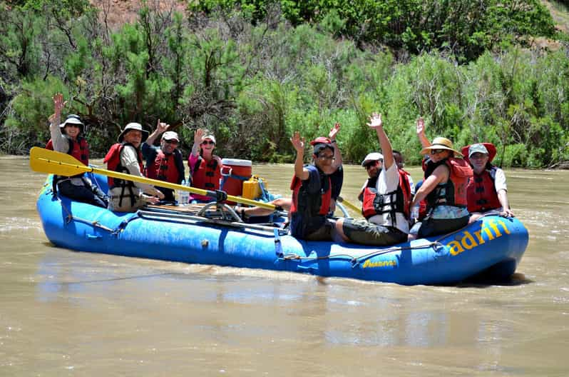 Tour de día completo en balsa por el río Colorado en Fisher Towers