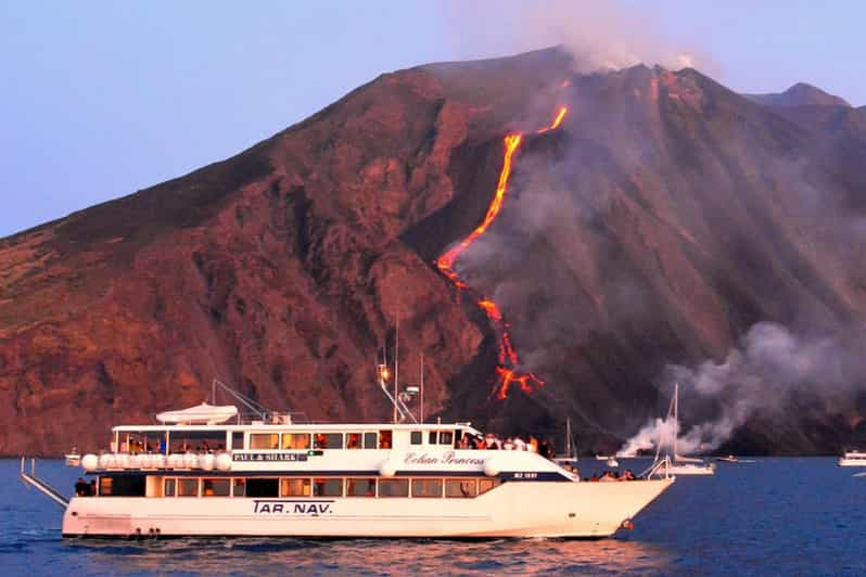 Desde Milazzo: Excursión nocturna en barco por Panarea y Stromboli