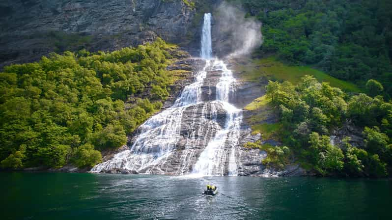 Geiranger: Tour en barco guiado por Geirangerfjord