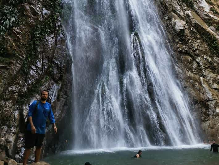 desde Medellín: Excursión de un día para nadar en una cascada y caminar por la selva