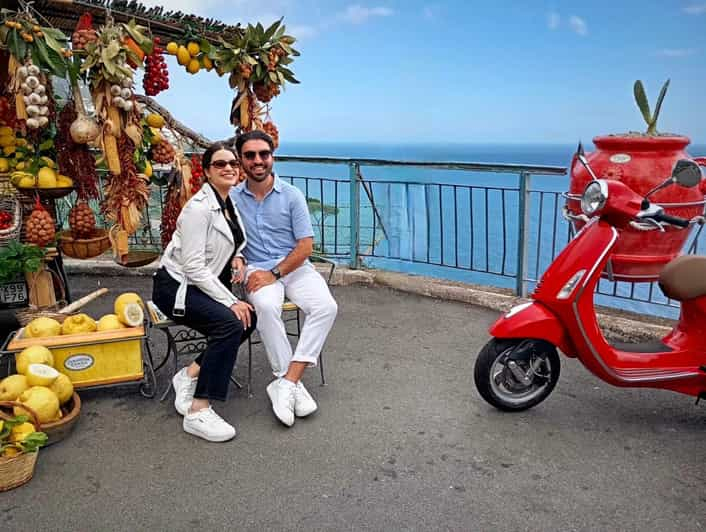 Positano: Tour privado de un día en Vespa por la Costa Amalfitana