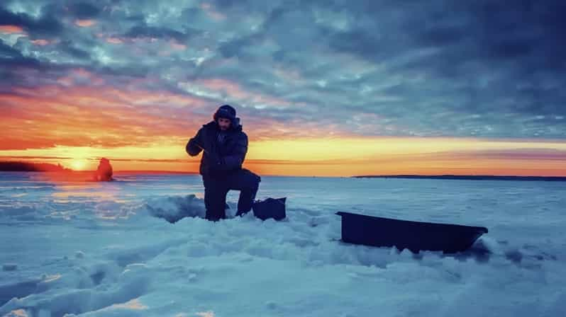 Pesca en hielo en Levi con la preparación de una sopa de pescado finlandesa