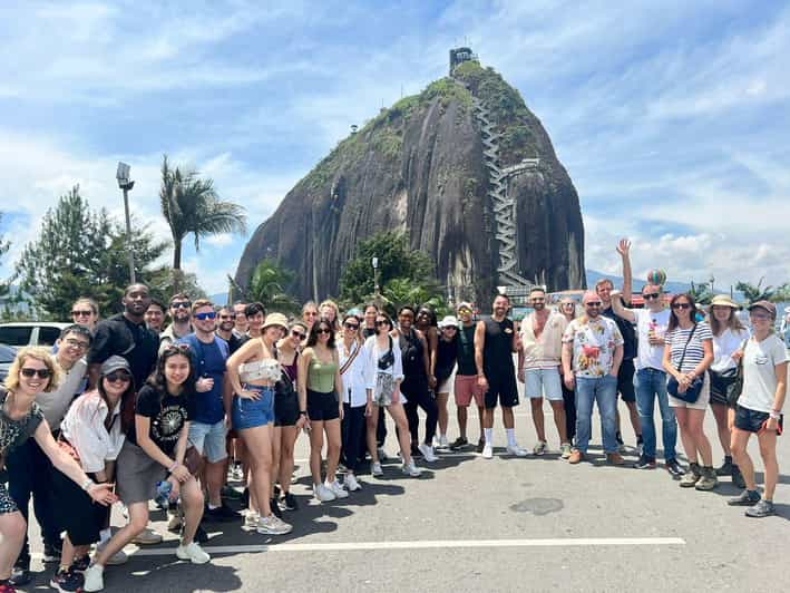 Medellín: Guatapé Tour, Almuerzo, Crucero y Piedra del Peñol