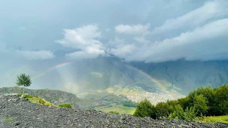 "Belleza Ascendente: Un viaje a Kazbegi en un día"