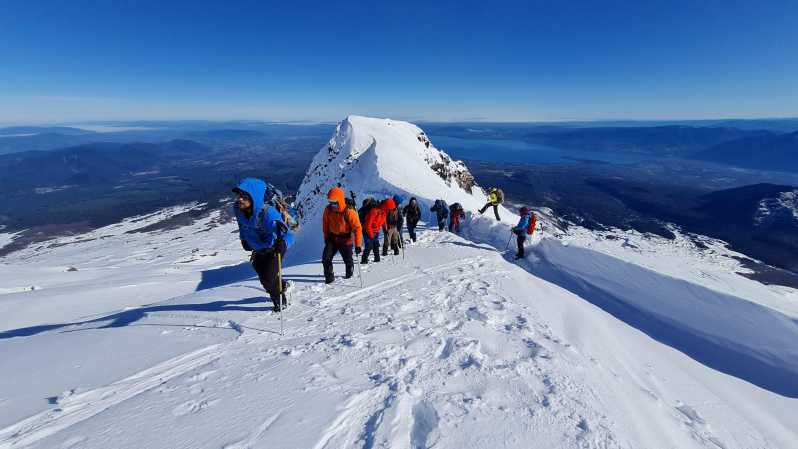 Pucón: Caminata a la Cumbre del Volcán Villarrica con Traslado