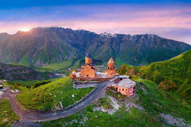 Tour privado de un día a Kazbegi y Gudauri