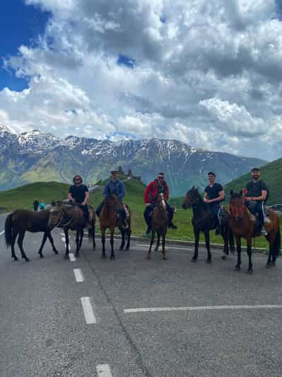 Monta a Caballo Hasta la Iglesia de la Trinidad de Gergeti Y Alcanza la Cima de una Montaña