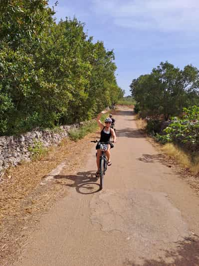 Alberobello e-bike tour con visita a una granja de burros