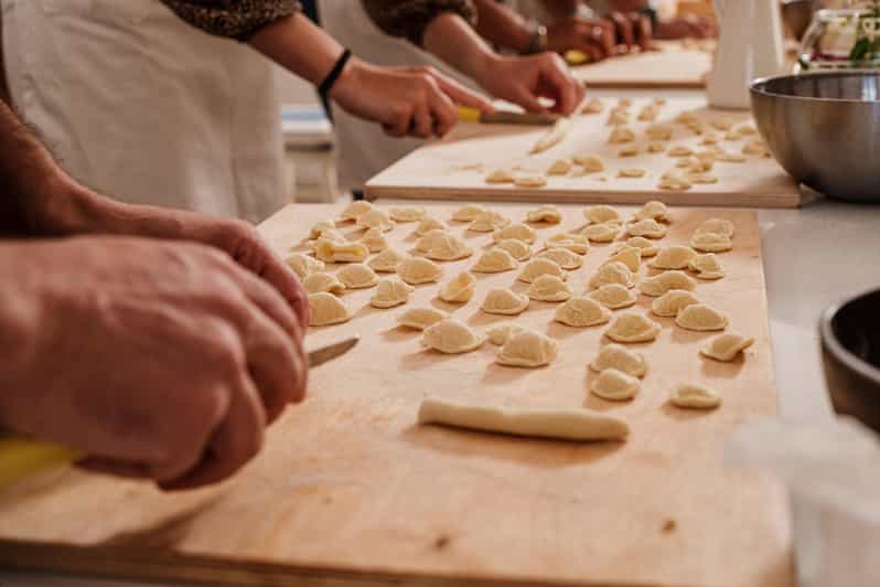 Conversano: Auténtica Clase de Cocina Puglesa con Anfitrión Local