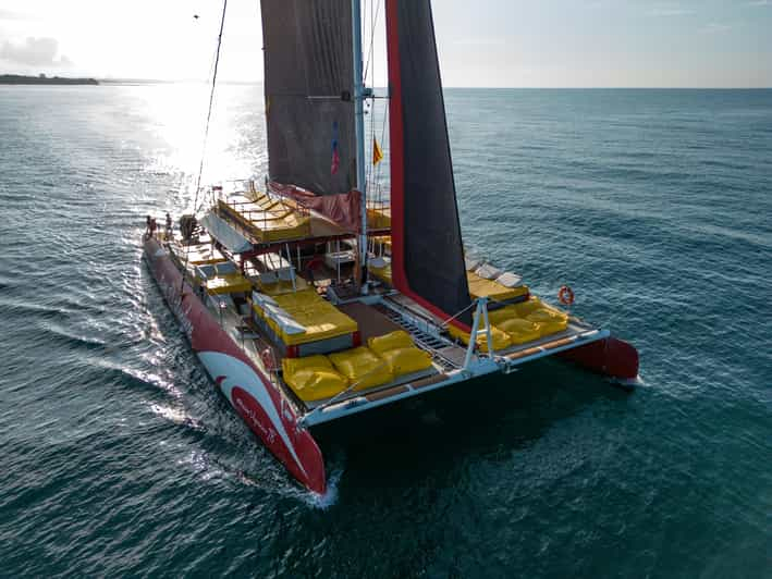 Cambrils: Crucero en Catamarán con Comida y Bebida