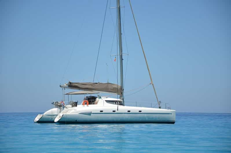 Altea, Alicante: Paseo en barco en un yate blanco como la nieve.