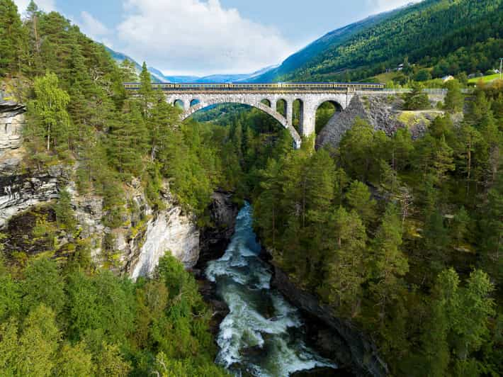 Romsdalen: Tren Dorado del Ferrocarril de Rauma con guía