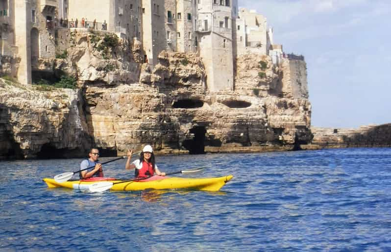 Excursión en kayak de mar por Polignano con parada para nadar en una cueva