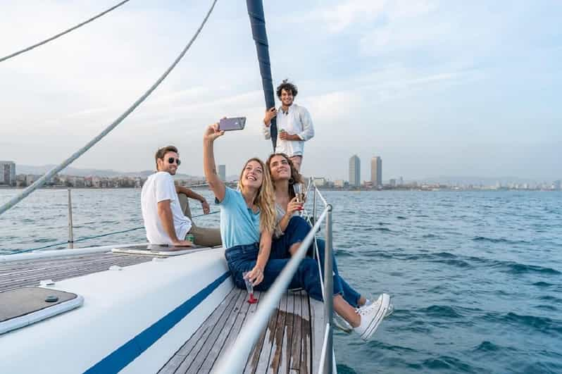 Sitges: Paseo en velero + tour a pie y visita a bodega