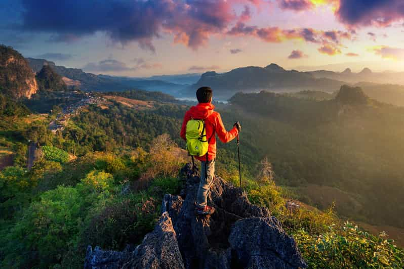 El Abrazo del Amanecer: Senderismo al Amanecer en Lakshmi Hills, Munnar