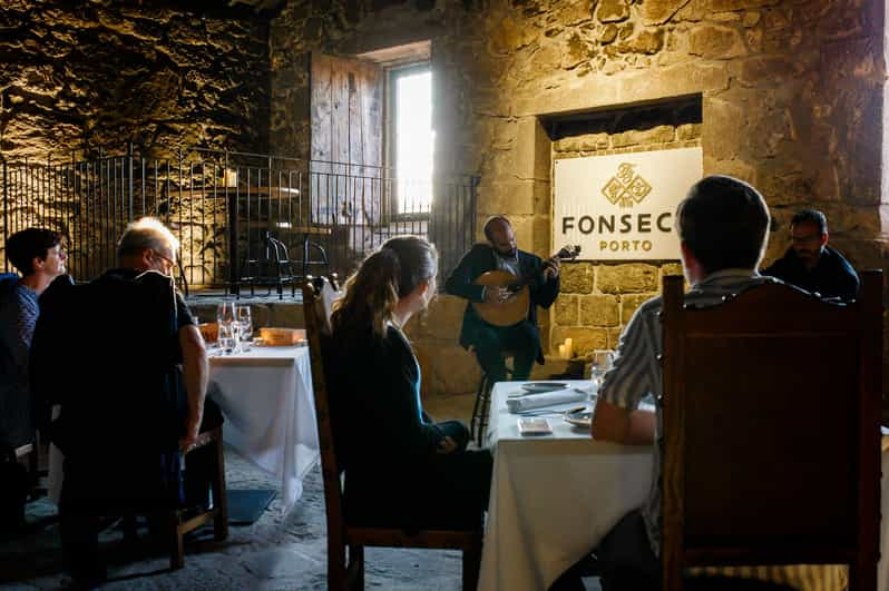 Oporto: Visita a la Bodega, Cena y Espectáculo de Fado en Fonseca