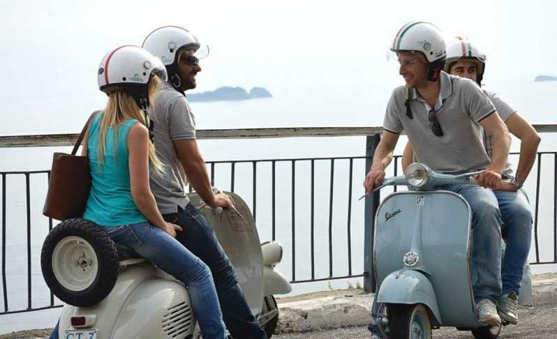 Positano: Tour privado de un día en Vespa por la Costa Amalfitana