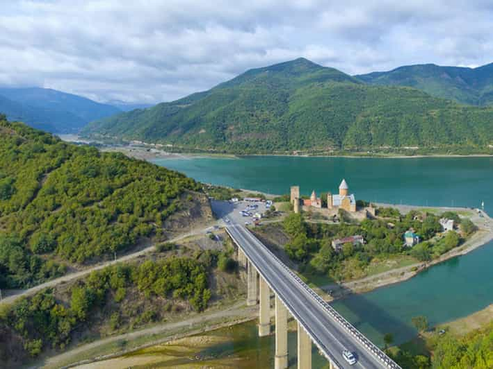 Delicias de Tiflis: Kazbegi-Ananuri Tour guiado