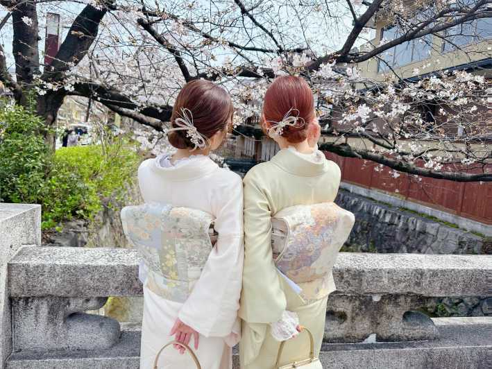 Kanazawa: Experiencia de Alquiler de Kimonos Tradicionales en WARGO
