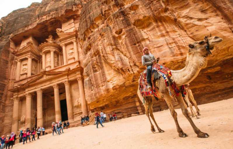 Desde Ammán: Tour nocturno a Petra con visita opcional de un día