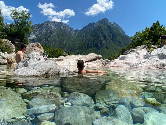 Tirana: Excursión de un día por los Alpes albaneses y el pueblo de Theth con almuerzo