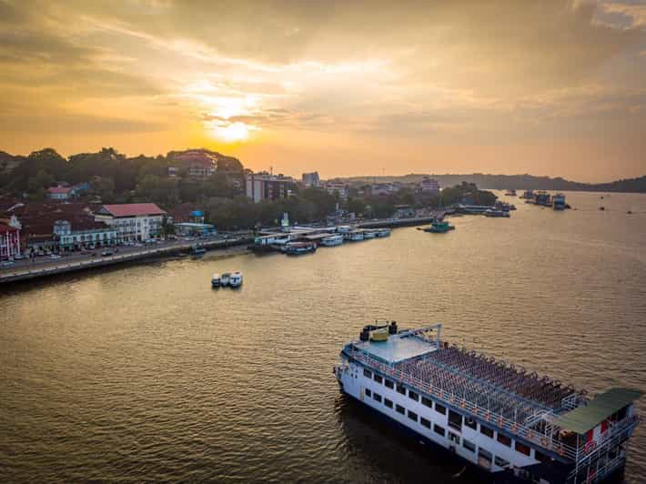 Panaji: Fiesta en barco al atardecer con DJ de Bollywood y espectáculos de baile