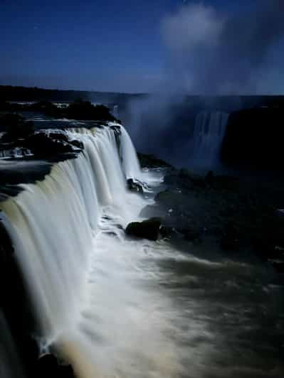 Puesta de sol en las cataratas con cóctel