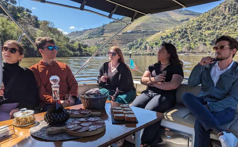 Desde Oporto: Catas en 2 Bodegas, Comida del Chef y tour en barco