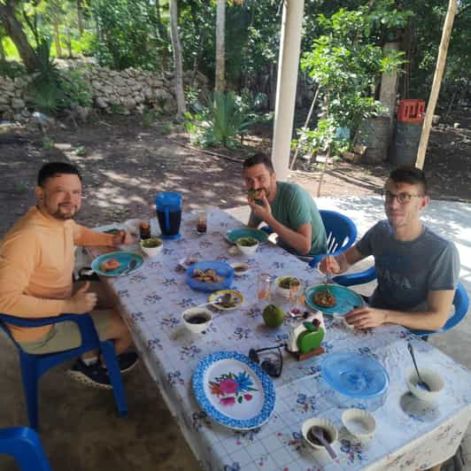 Los secretos de Uxmal, Cenote y comida casera