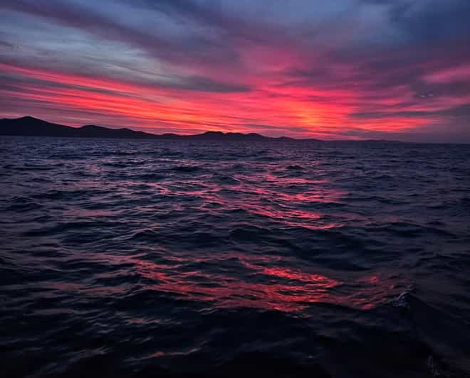 Zadar: Tour en barco al atardecer con una copa de Prosecco