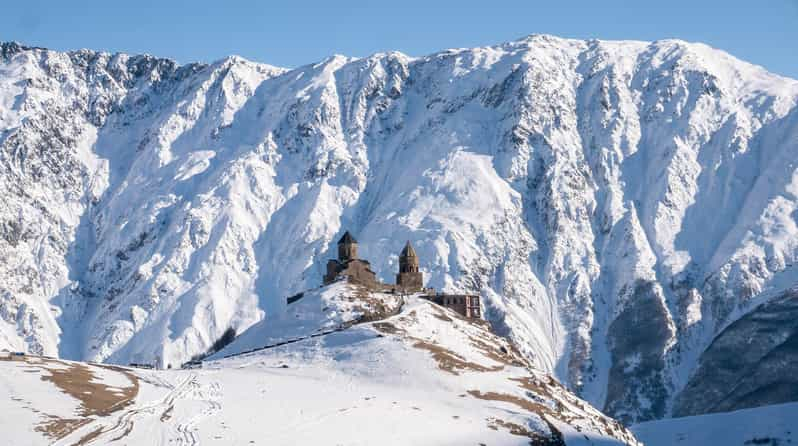 Tour guiado en grupo: Kazbegi, Gudauri, Ananuri y Zhinvali