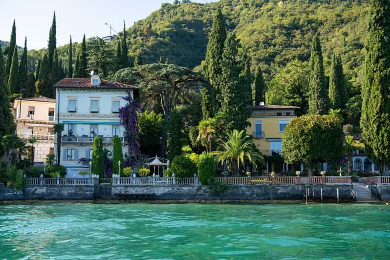 Excursión privada en barco por Sirmione al atardecer con aperitivo a bordo