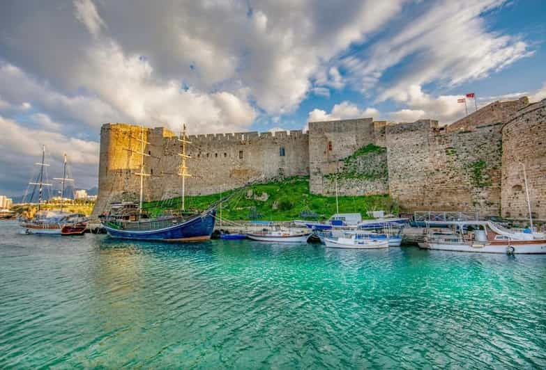 Desde Famagusta: Kyrenia con el Castillo de San Hilarión, Bellapais