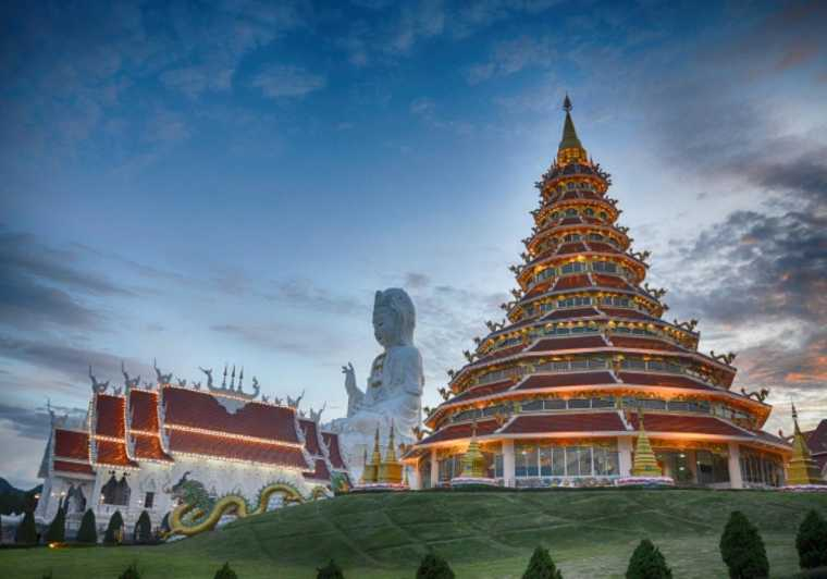 Desde Chiang Mai: Excursión a los 3 Templos Blanco, Azul y Rojo de Chiang Rai