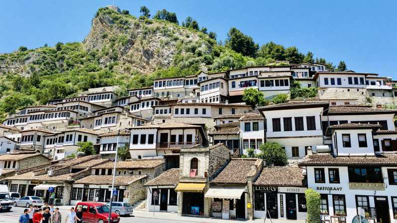Desde Tirana: Tour privado de día completo en Berat y cata de vinos