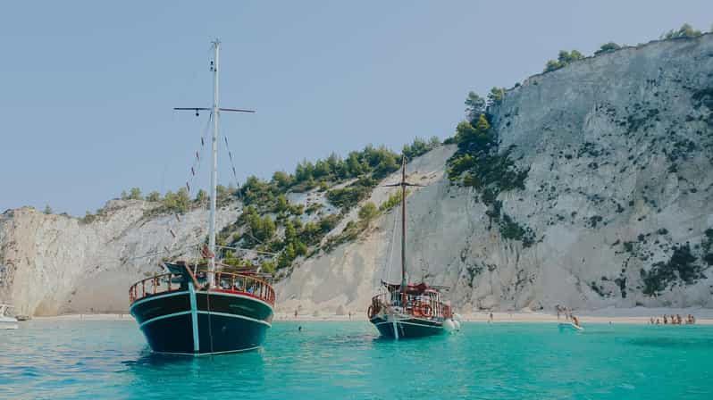 Argostoli: Excursión de un día en barco con comida y bebidas ilimitadas