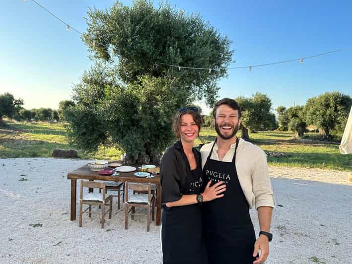 Clase de elaboración de pizza en el olivar de Ostuni