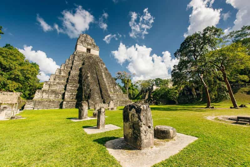 Flores, Petén: Aventura en las Ruinas Mayas de Tikal