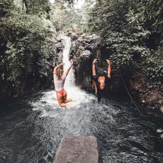 Salto Deslizante en la Cascada de Aling- Aling y la Puerta de Handara