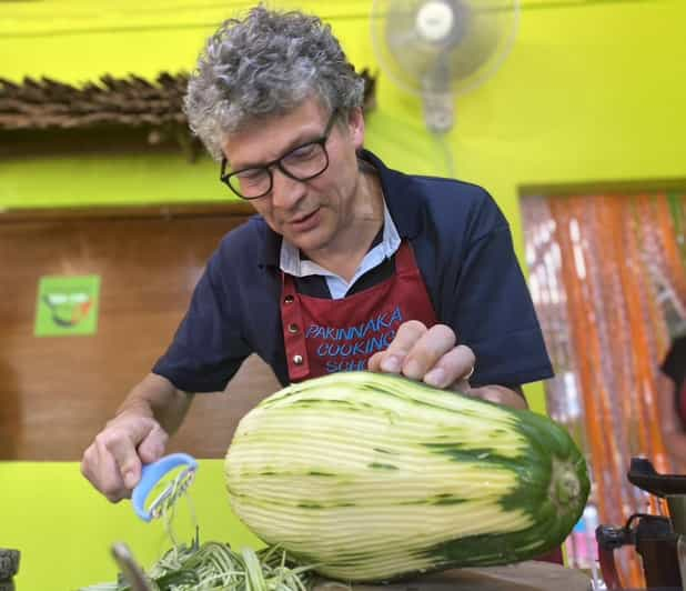 Auténtica clase de cocina tailandesa con visita al mercado.