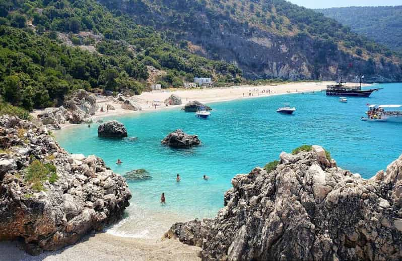 Sarande:Tour en barco por lugares recónditos a los que sólo se puede acceder por mar.