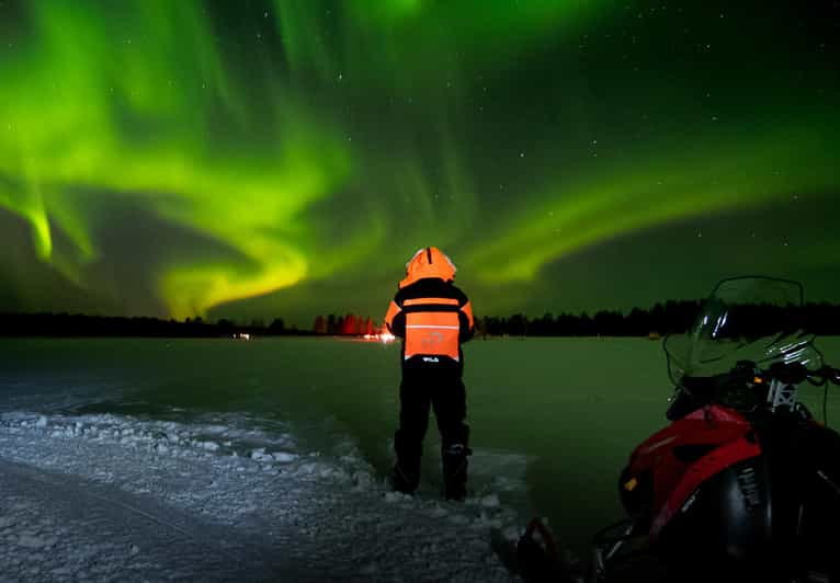 Levi: Excursión en moto de nieve por la Aurora Boreal con aperitivos y bebidas