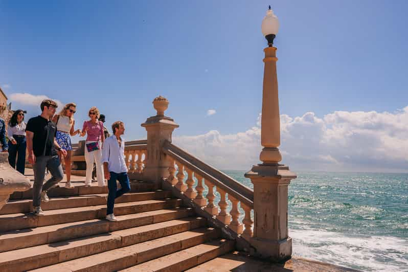 Excursión de un día a Sitges: velero, bodega y tour de la ciudad desde Barcelona