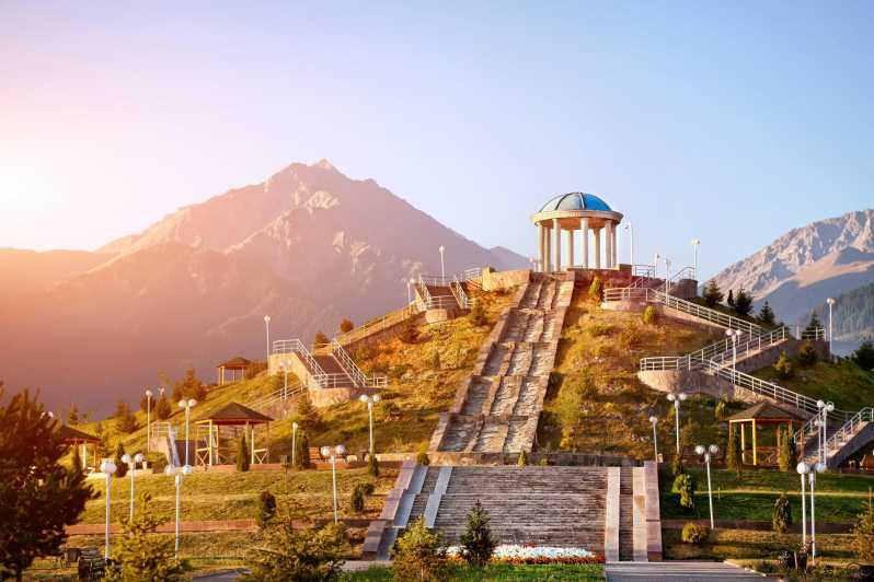 Priviate car Tour de la ciudad de Almaty con visita a las montañas