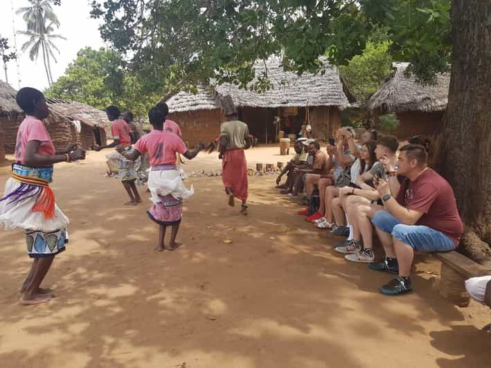 Diani: Espectáculo de Danza Cultural Giriama y Visita a la Aldea Local