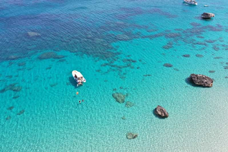 Cagliari: tour en barco con 4 paradas, snorkel y sangría rosa