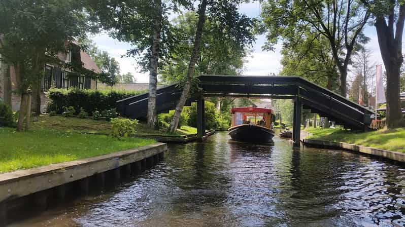 Giethoorn: Tour guiado en barco por la ciudad y el lago