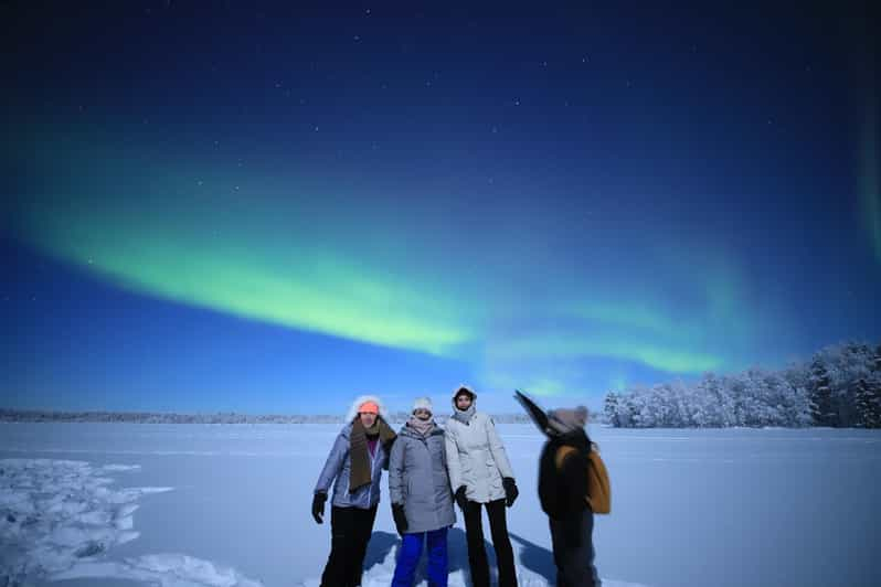 Levi: Aurora Borealis Tour en autobús y raquetas de nieve con bebida caliente